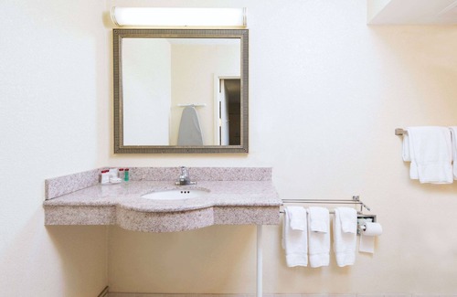 Pikesville Hotel | Ramada by Wyndham Pikesville/Baltimore North
