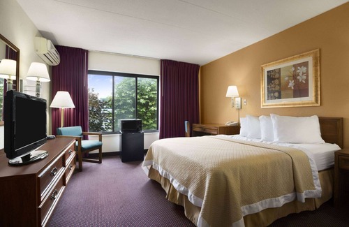 New Stanton Hotel | Ramada by Wyndham Pittsburgh/New Stanton