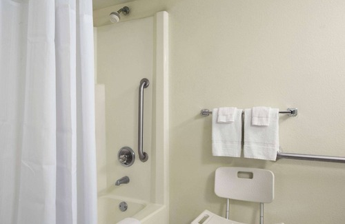 New Stanton Hotel | Ramada by Wyndham Pittsburgh/New Stanton