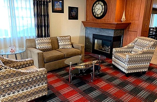 Hazelwood House | Ramada by Wyndham Portland - Cozy Lodging on I-205 in a bustling Neighborhood