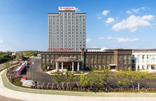 Echeng District Hotel | Ramada Plaza by Wyndham Ezhou Binjiang