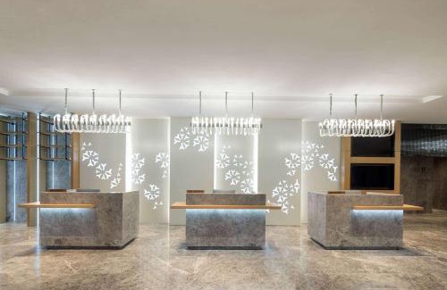 Echeng District Hotel | Ramada Plaza by Wyndham Ezhou Binjiang