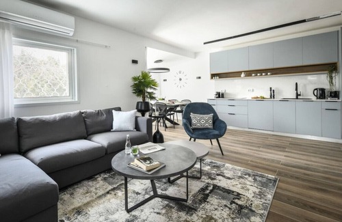 Ramat Hasharon Apartment | Ramat Hasharon Chic Peaceful Stay