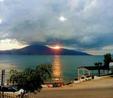 Radhime House | Ramo's Cozy Beachside Haven with Panoramic Views - 2nd