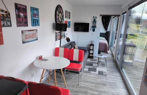 Trsice House | Ranch 66 - Moderní Tiny House Black Swallow ve stylu Route 66 se saunou a bazénem