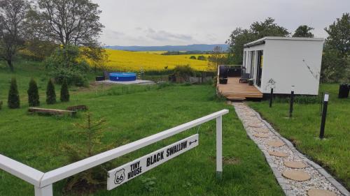 Trsice House | Ranch 66 - Moderní Tiny House Black Swallow ve stylu Route 66 se saunou a bazénem