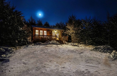Ashland Cabin | Ranch Cabin w/Hot Tub. Communal Sleeping 2 Queen + Full Trundle. Pet Friendly!