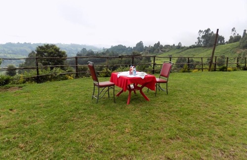 Kiamuturi Cabin | Ranges View Lodge - Deluxe Double Room with Shower