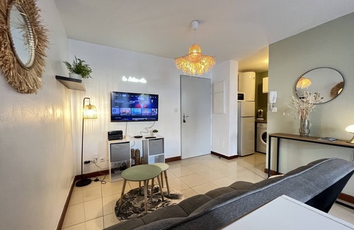 Sainte-Clotilde Centre Apartment | Raphael, T2 apartment with terrace and landscaped garden