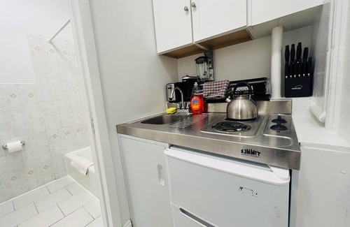 Hell's Kitchen Apartment | Rare 2BD/2BA Theater District with AC and fast WiFi