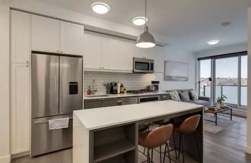 Sunnyside Condo | *Rare View* Amazing Condo in Trendy Kensington