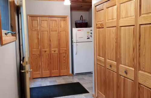 Markville Cabin | Rates dicounted 10% - Nov & Dec 2025. Small quiet lake, Hot Tub, Sauna and WiFi