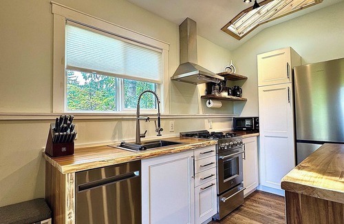 Balfour Ski Chalet | RAVEN’S NEST * Luxury Mountain Chalet * Spectacular Indoor & Outdoor living!