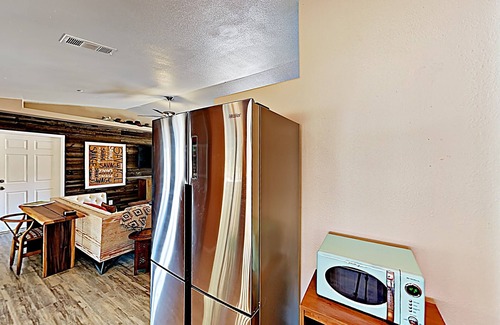 Pioneertown House | 🏜️Rawhide Ranch - Walk to Pappy and Harriet's with HOT TUB!🏜️