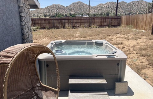 Pioneertown House | 🏜️Rawhide Ranch - Walk to Pappy and Harriet's with HOT TUB!🏜️