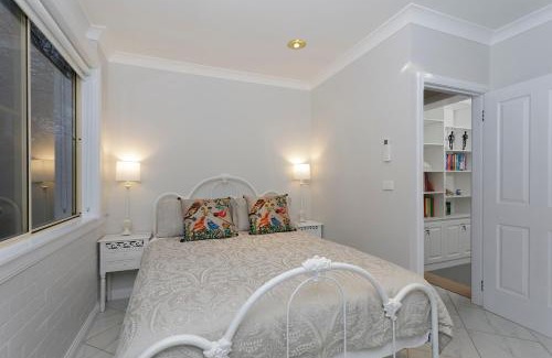 East Tamworth House | Rawson's Retreat - Five Bedroom Home - Walk CBD - Includes Breakfast