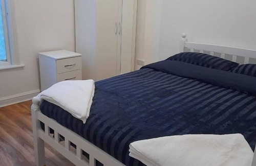Stratford and New Town House | Rayans Lodge Startford