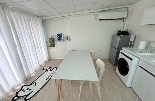 Zhongzheng House | RB house 2 min walk metro guting 55 inch smart TV 3 floors Lo-fi style house