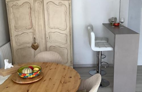 Fuveau Apartment | Rdc de ma maison dans un joli village Provençal, 15 mins d'Aix en Pce, open space joliment rénové