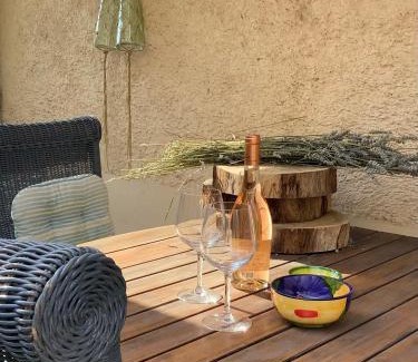Fuveau Apartment | Rdc de ma maison dans un joli village Provençal, 15 mins d'Aix en Pce, open space joliment rénové