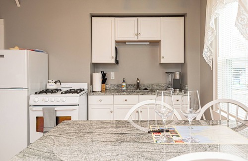 Beverly Apartment | Re-listed: Adorable Condo Beverly - Salem - Halloween