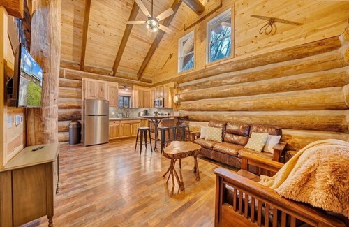 Troutville Cabin | Real Log Cabin w/Trout Pond close to Mcaffee Knob, Dragons tooth, Tinker Cliffs