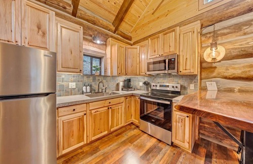 Troutville Cabin | Real Log Cabin w/Trout Pond close to Mcaffee Knob, Dragons tooth, Tinker Cliffs