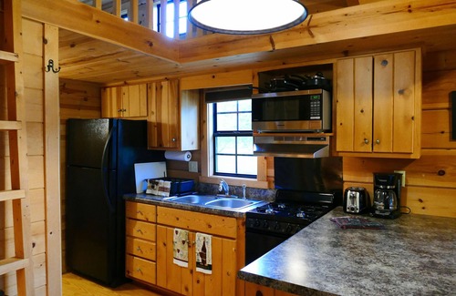 Linville Cabin | Real Logs-1BR, sleeping loft & futon-sleeps 6. Riverside w/Hot Tub