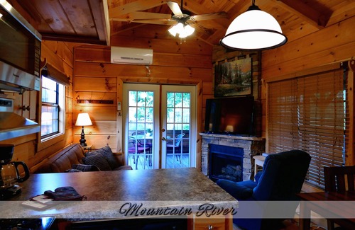 Linville Cabin | Real Logs-1BR, sleeping loft & futon-sleeps 6. Riverside w/Hot Tub