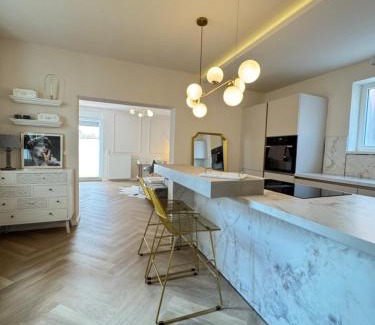 Arzheim Apartment | Rebgold Suite - Luxury Living by Lisa