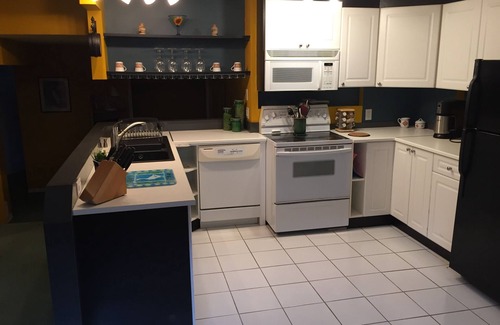 Calgary Apartment | Recently Renovated Spacious 2 Bedroom Pet-Friendly Suite