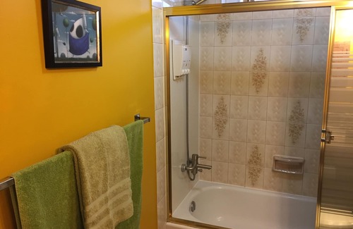 Calgary Apartment | Recently Renovated Spacious 2 Bedroom Pet-Friendly Suite