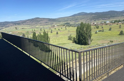 Davenport Apartment | Recently Restored Old Motel Over Looking Lake Roosevelt