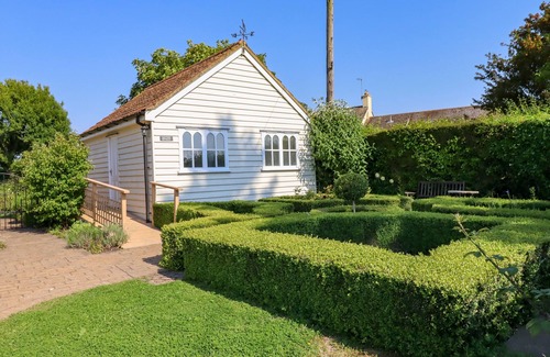 Kettlebaston Cottage | RECTOR'S RETREAT, romantic, with a garden in Bildeston