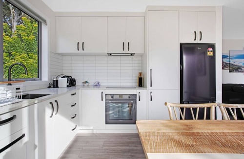 Red Beach House | Red Beach Hideaway with BBQ and Air-con
