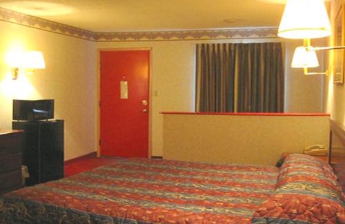 Williamstown Hotel | Red Carpet Inn Williamstown