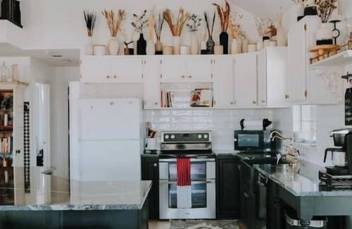 Mart Cottage | Red Farmhouse on 17 acres~20 min to Magnolia Silos