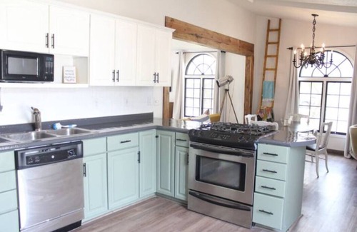 Ottumwa House | Red Fern Hotel - Eclectic Getaway 2 bedroom