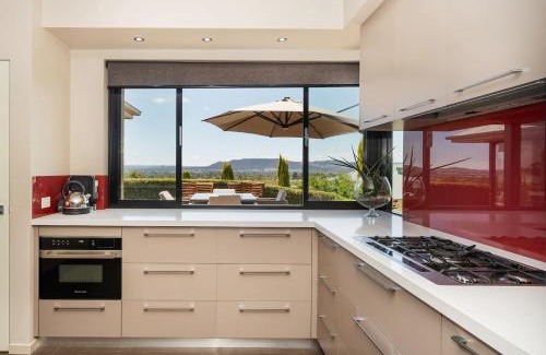 Central Mudgee House | Red Lotus Estate - Grand, Scenic and Made for Groups