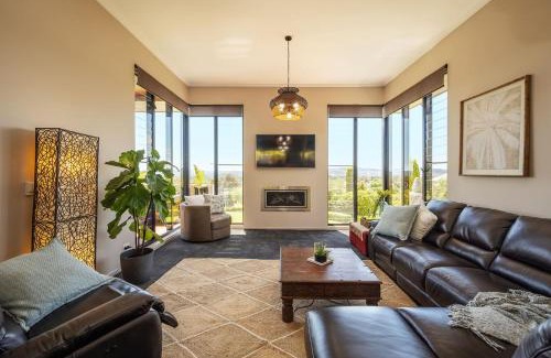 Central Mudgee House | Red Lotus Estate - Grand, Scenic and Made for Groups