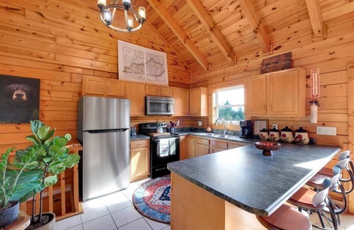 Primrose Cabin | Red River Gorge Cabin with Hot Tub~AMAZING VIEW~Pool Table~Perfect for groups