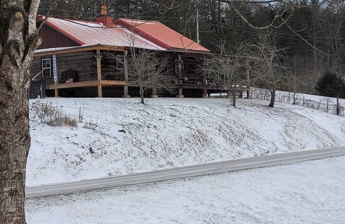 Booneville Cabin | Red River Gorge/Natural Bridge Cabin Rental