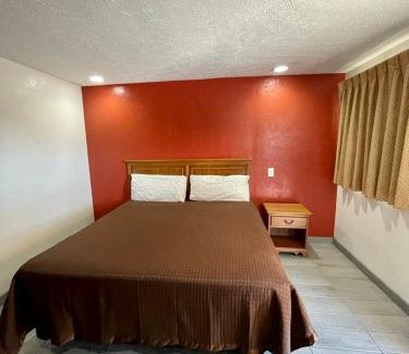 Clarksville Hotel | Red River Inn