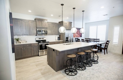 Washington Fields Condo | ⛏️ Red Rock ⛏️ Adventurous Desert Experience | POOL IS OPEN!