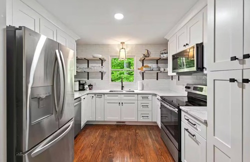 Gainesville House | Red Roof Cottage on Lake Lanier