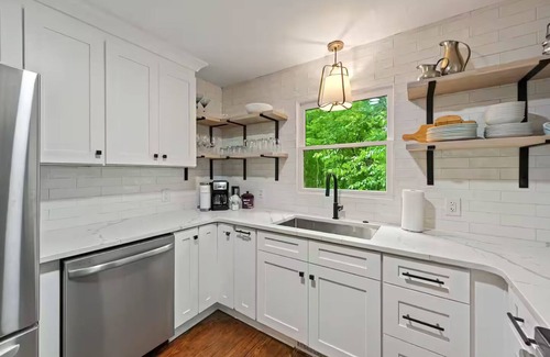 Gainesville House | Red Roof Cottage on Lake Lanier