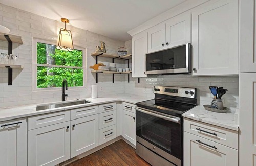 Gainesville House | Red Roof Cottage on Lake Lanier