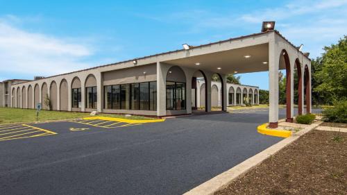 North Aurora Hotel | Red Roof Inn and Conference Center Chicago - N Aurora Naperville