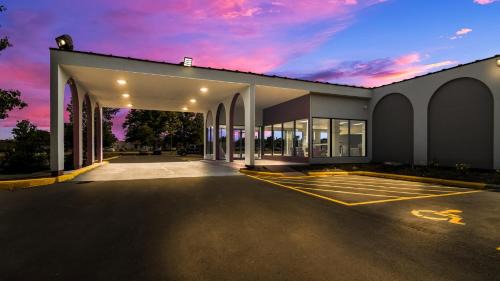 North Aurora Hotel | Red Roof Inn and Conference Center Chicago - N Aurora Naperville