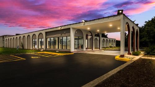 North Aurora Hotel | Red Roof Inn and Conference Center Chicago - N Aurora Naperville